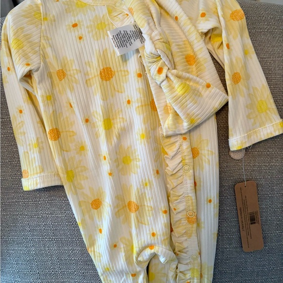 NWT Baby girl pajama set with matching bow 6-9 months - Picture 2 of 4